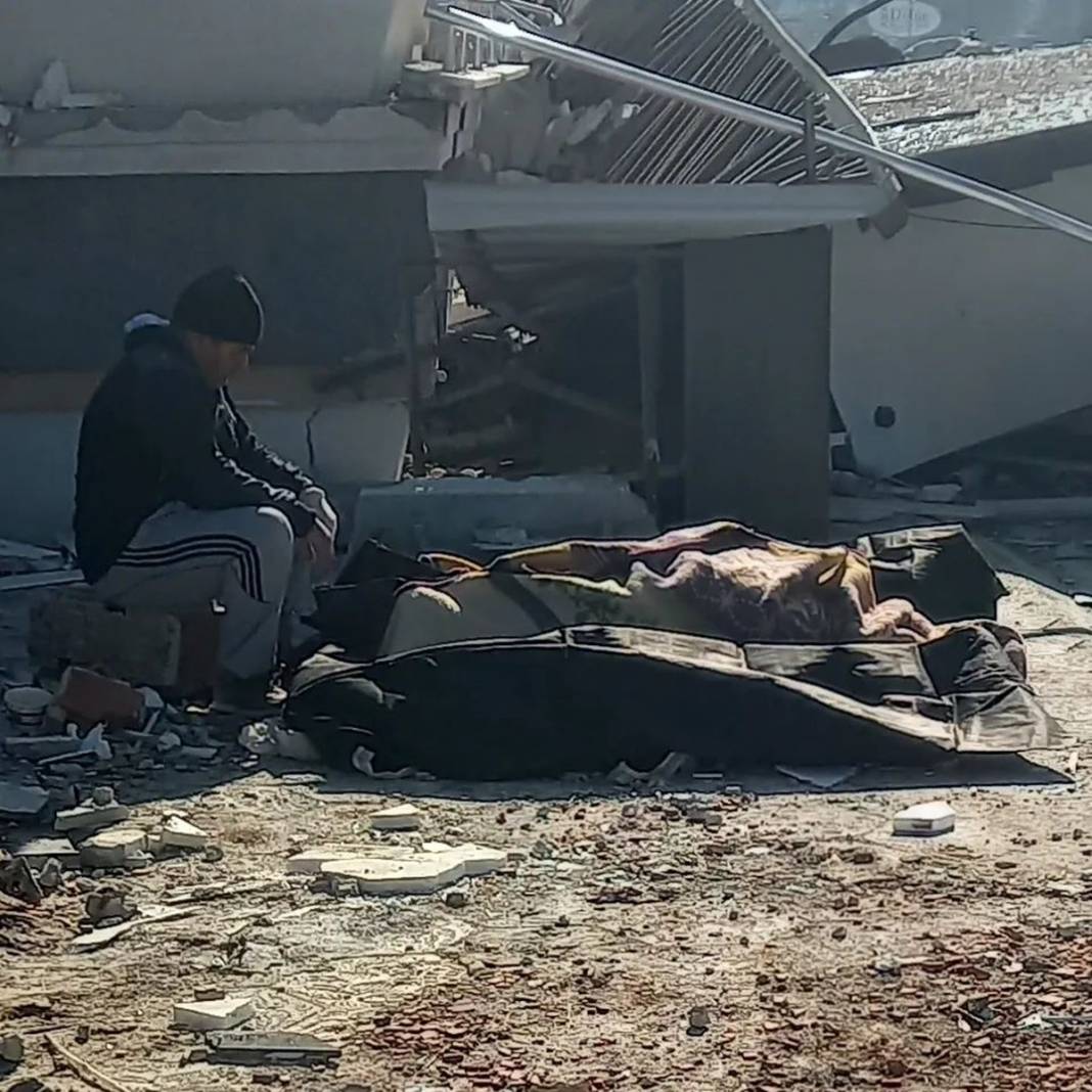 Taliban deprem yardımını poşet içinde teslim etti! İlginç anlar sosyal medyada gündem oldu 10